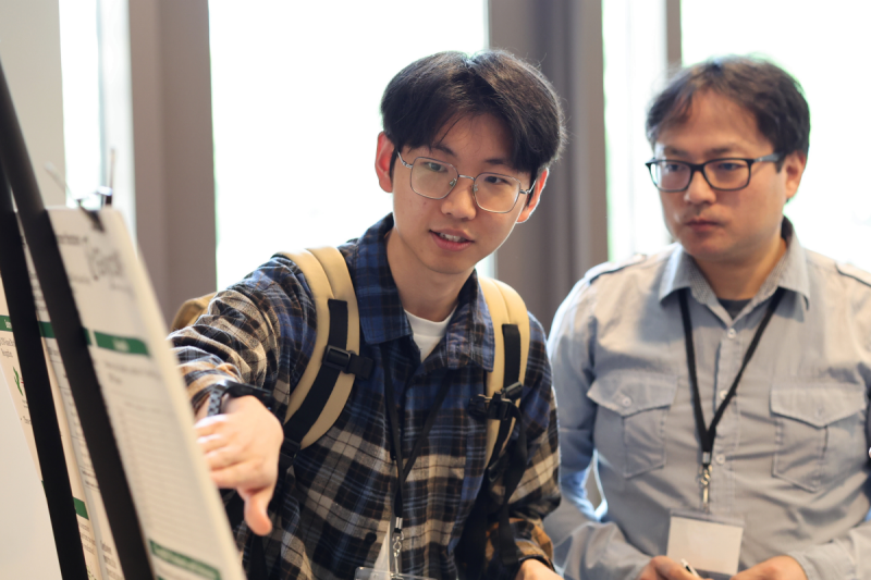 Zhen Shi and Gustavo